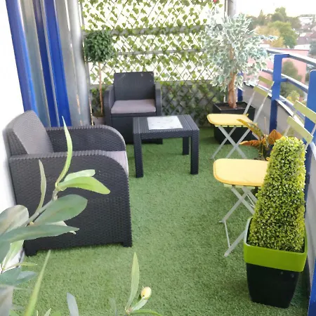 Les Cles Du Bonheur: Spacious Terrace Retreat Near Rer B And Orly Apartment