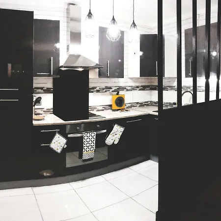 Les Cles Du Bonheur: Spacious Terrace Retreat Near Rer B And Orly *